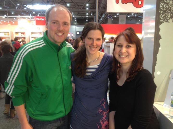 Auf der Leipziger Buchmesse 2012. Das Geile-Zeile Team (links Patrick und rechts Kadda) mit Bettina Belitz