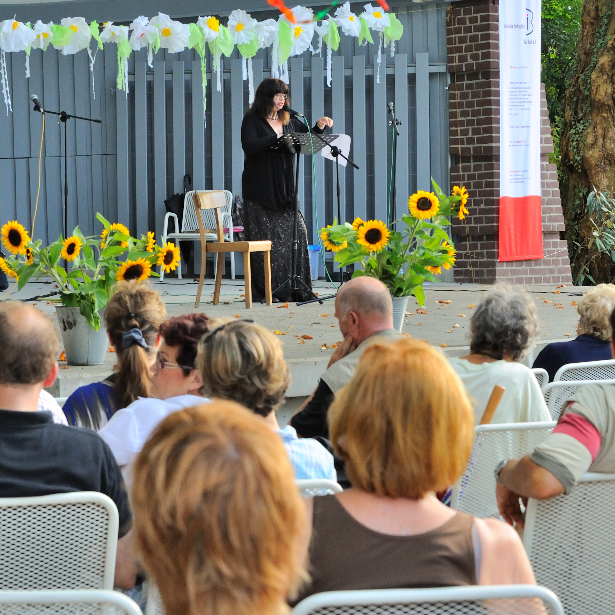 Claudia Schmid beim Sommerfest der Initiative Buchkultur 2011 in der Konzertmuschel im Ludwigshafener Ebertpark.
