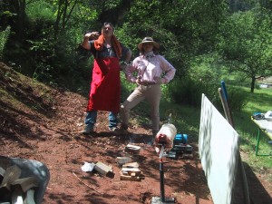 Christine Neumayer-Isselhardt beim Lammgrillen mit Freunden auf ihrem Grundstück im Pfälzer Wald